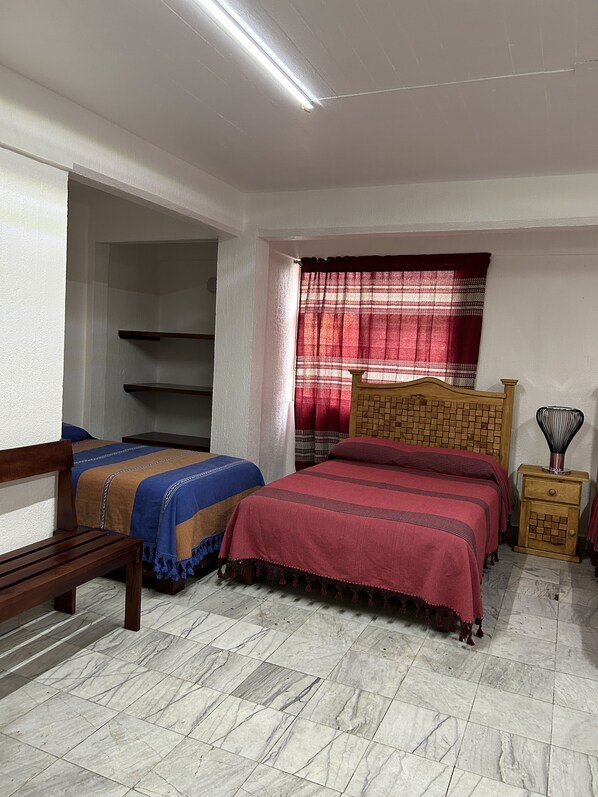 Espacio para trabajar con laptop, wifi gratis y ropa de cama 