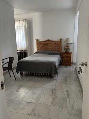 Family Room | Laptop workspace, free WiFi, bed sheets - Habitaciones Leonor (Oaxaca)