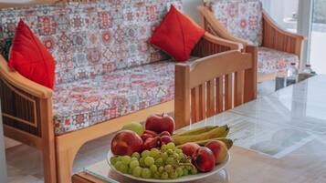 Departamento, 1 habitación, con acceso para personas discapacitadas, balcón | Sala de estar | Libros