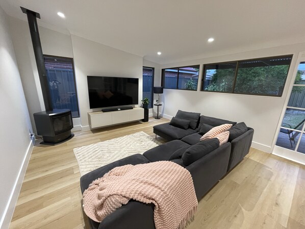 Smart TV, fireplace