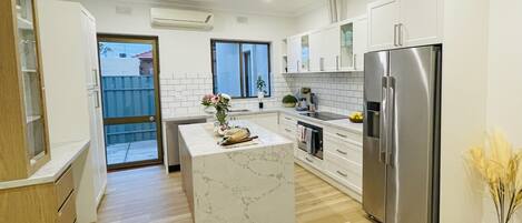 Jääkaappi, mikroaaltouuni, uuni, liesi