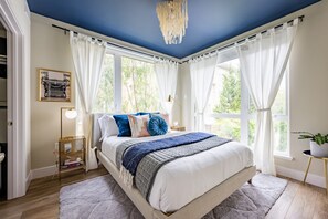 1 bedroom, desk, iron/ironing board, travel cot - Urban Chic Apartment Near California Avenue, Stanford, Old Downtown (Palo Alto)