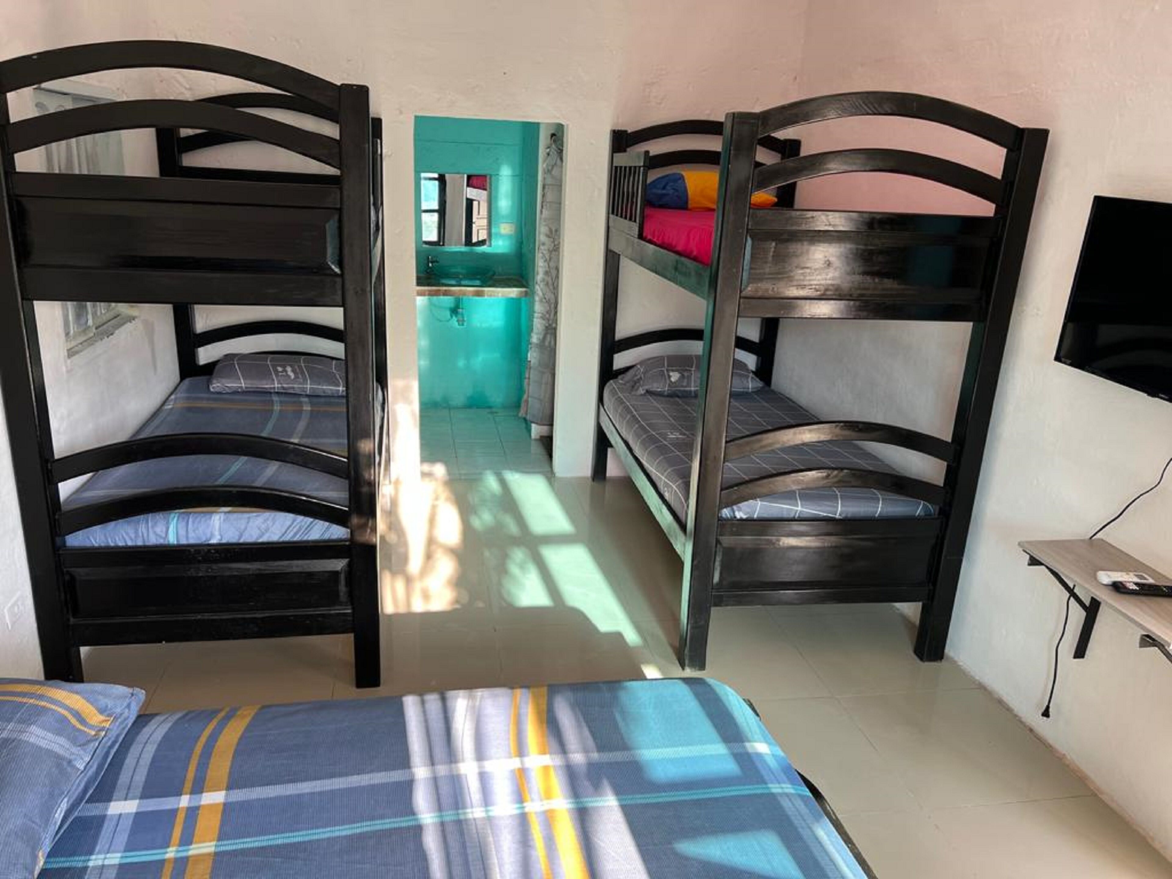 Tr-a1f Hostel Room Near Castillo San Felipe With Pool and Wifi