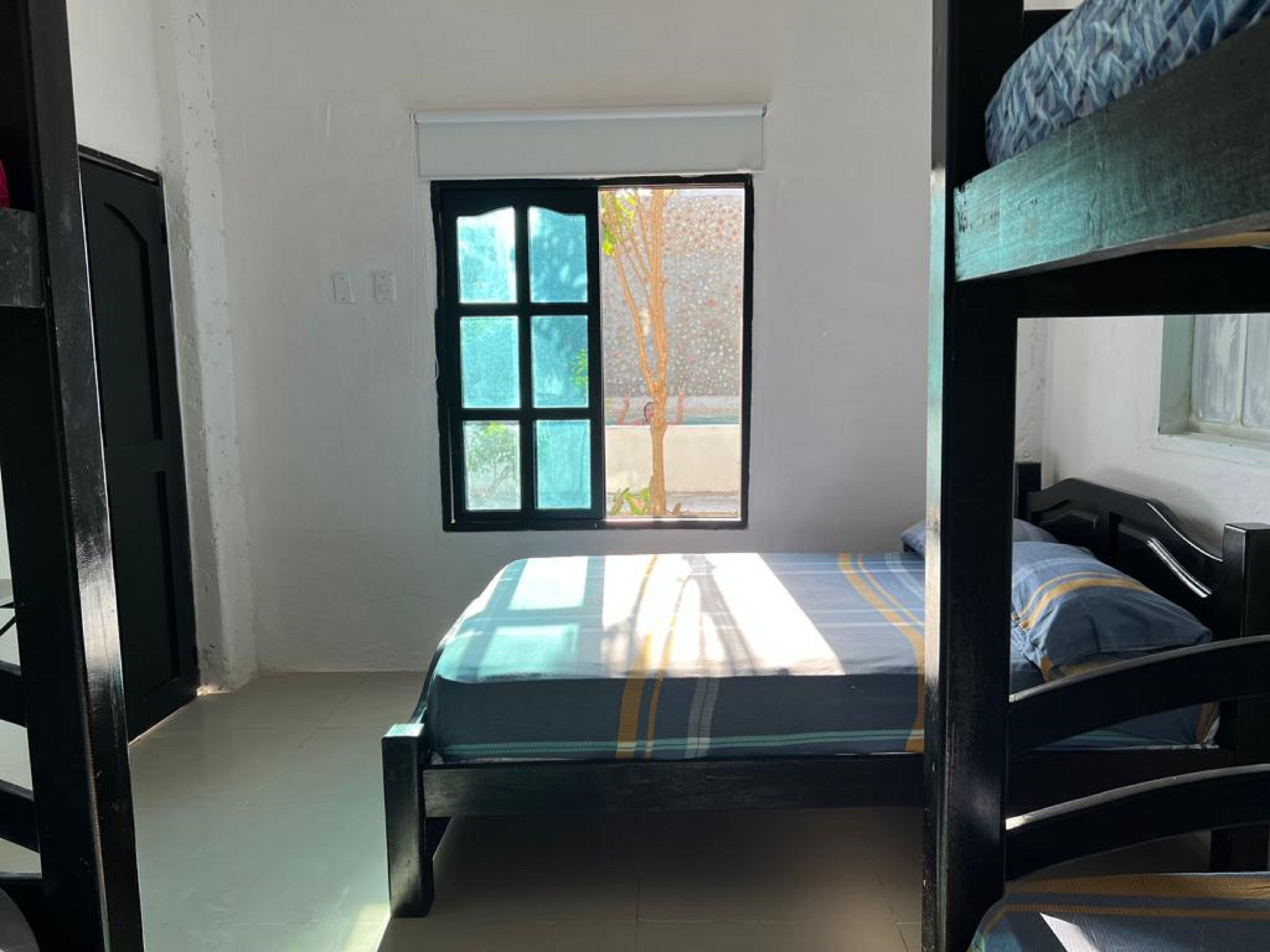 Tr-a1f Hostel Room Near Castillo San Felipe With Pool and Wifi