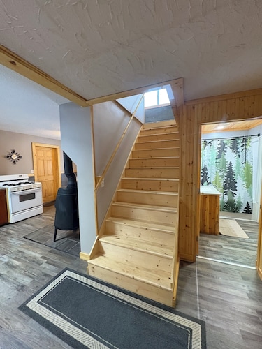 COZY CABIN ON 40 ACRES CLOSE TO THE TRAIL