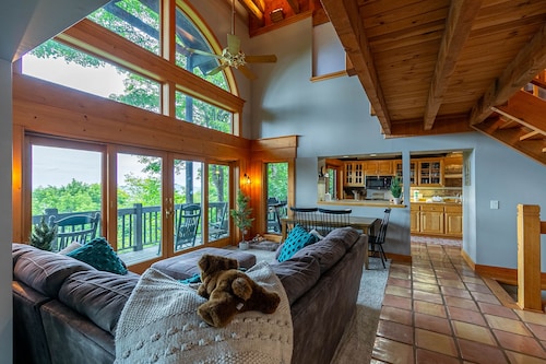 Mount Ever-Rest: Great Mtn Views, hot tub, fire pit!