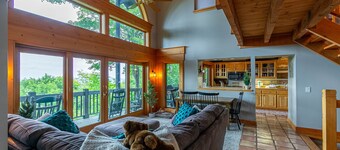 Mount Ever-Rest: Great Mtn Views, hot tub, fire pit!