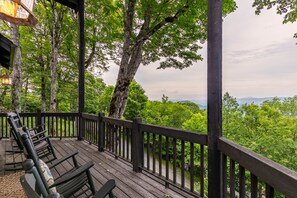 Terrace/patio - Mount Ever-Rest: Great Mtn Views, hot tub, fire pit! (Banner Elk)
