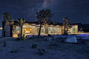 Exterior - Dragonfly by Fieldtrip - Luxe Oasis w Resort Pool (Yucca Valley)