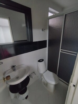 Dortoir Partagé, 1 chambre, fumeurs, terrasse | Salle de bain