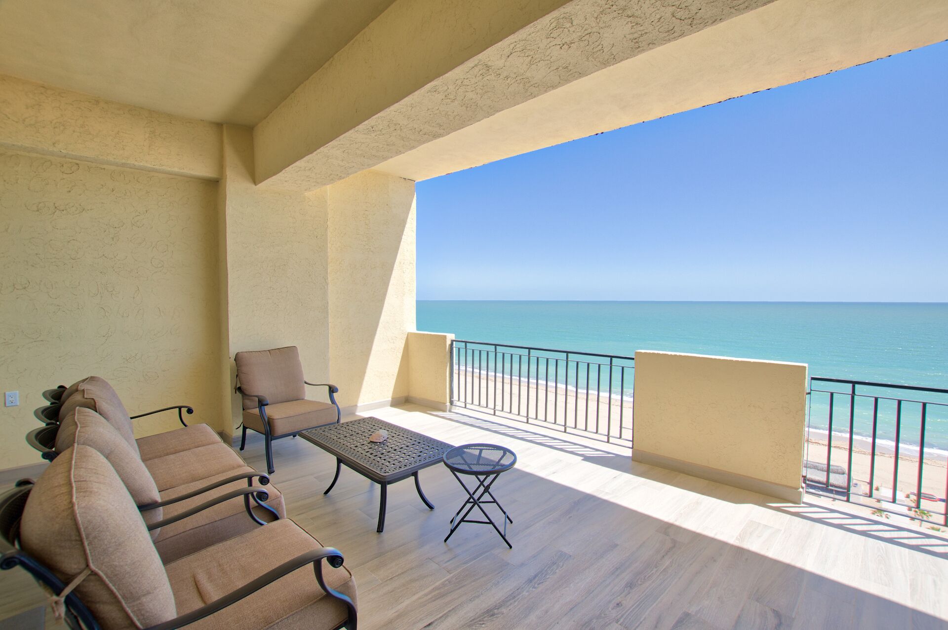 Beautiful Resort Beachfront 3 bedroom Condo-Pool, water slides, beach access