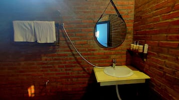 Family Cottage | Pillow-top beds, free WiFi, bed sheets