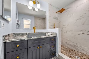 Combined shower/tub, hair dryer, towels, shampoo - Siesta Dolce | Private Pool, Kayaks and Putting Green (Siesta Key)