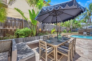 Outdoor dining - Siesta Dolce | Private Pool, Kayaks and Putting Green (Siesta Key)