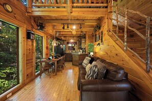 Smart TV, fireplace, video games, DVD player - Floor-Ceiling Glass Windows, MountainViews, Hot Tub, WIFI, Pool Table, KingBeds. (Sevierville)