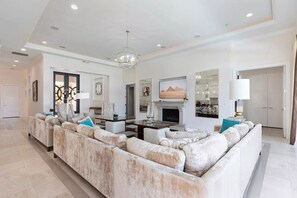 Smart-TV, Kamin, Videospiele, DVD-Player