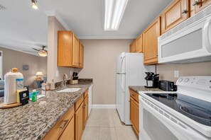 冷蔵庫、電子レンジ、オーブン、コンロ