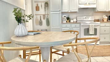 Kylskåp, mikrovågsugn, ugn och spishäll