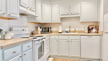 Kylskåp, mikrovågsugn, ugn och spishäll