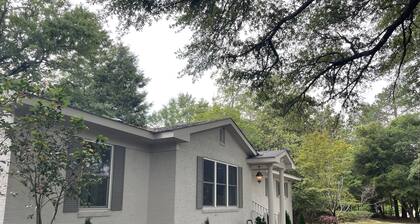 AUBURN CAMELLIA HOUSE! Game Day - w/rsvd downtown football parking, Graduations!