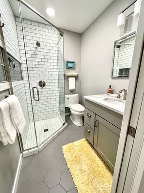 Douche, sèche-cheveux, serviettes fournies, savon