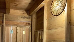 Un interior de madera con una lámpara circular y paneles de madera.
