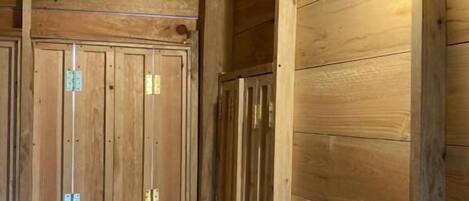 Een houten interieur met een ronde lamp en houten lambrisering.