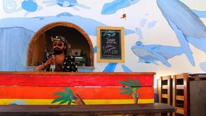 Un interior colorido con mostrador de madera y un menú en una pizarra.