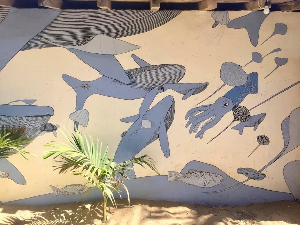 Um mural com vida marinha numa parede.