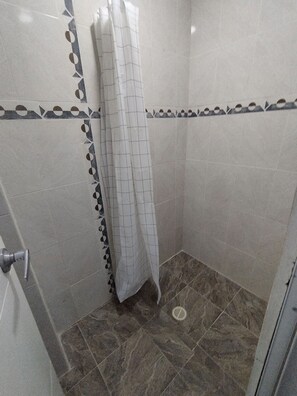 Dortoir Partagé, 1 chambre, patio, vue ville | Douche de la salle de bain
