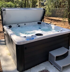 Outdoor spa tub - Golf in Pinehurst- For the best golf stay ever!  (Pinehurst)
