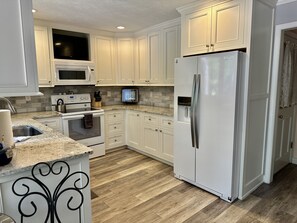 Fridge, microwave, oven, stovetop - Golf in Pinehurst- For the best golf stay ever!  (Pinehurst)