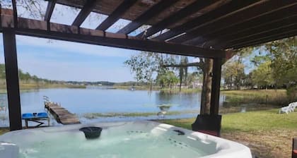 Independent Clean Guest house lake/kayaks/jacuzzy