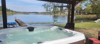 Independent Clean Guest house lake/kayaks/jacuzzy