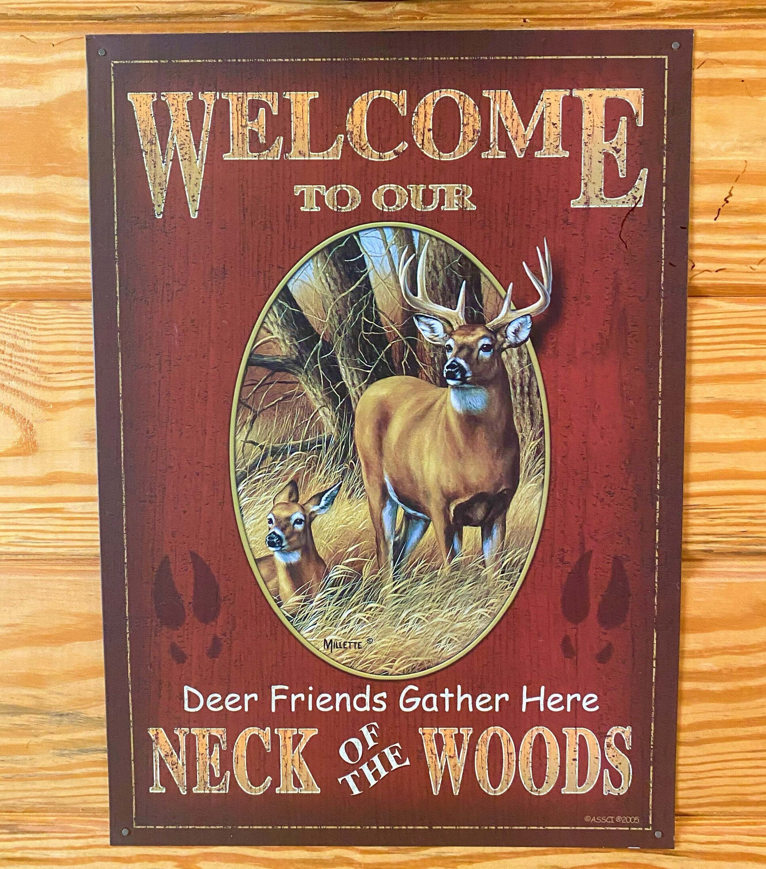 Une pancarte d’accueil représentant des cerfs et portant le texte : « Bienvenue dans notre coin de forêt, chers amis cerfs, vous êtes les bienvenus ici. »
