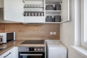 Réfrigérateur, four à micro-ondes, un four, lave-vaisselle