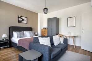 Tabla de planchar con plancha, wifi y ropa de cama 
