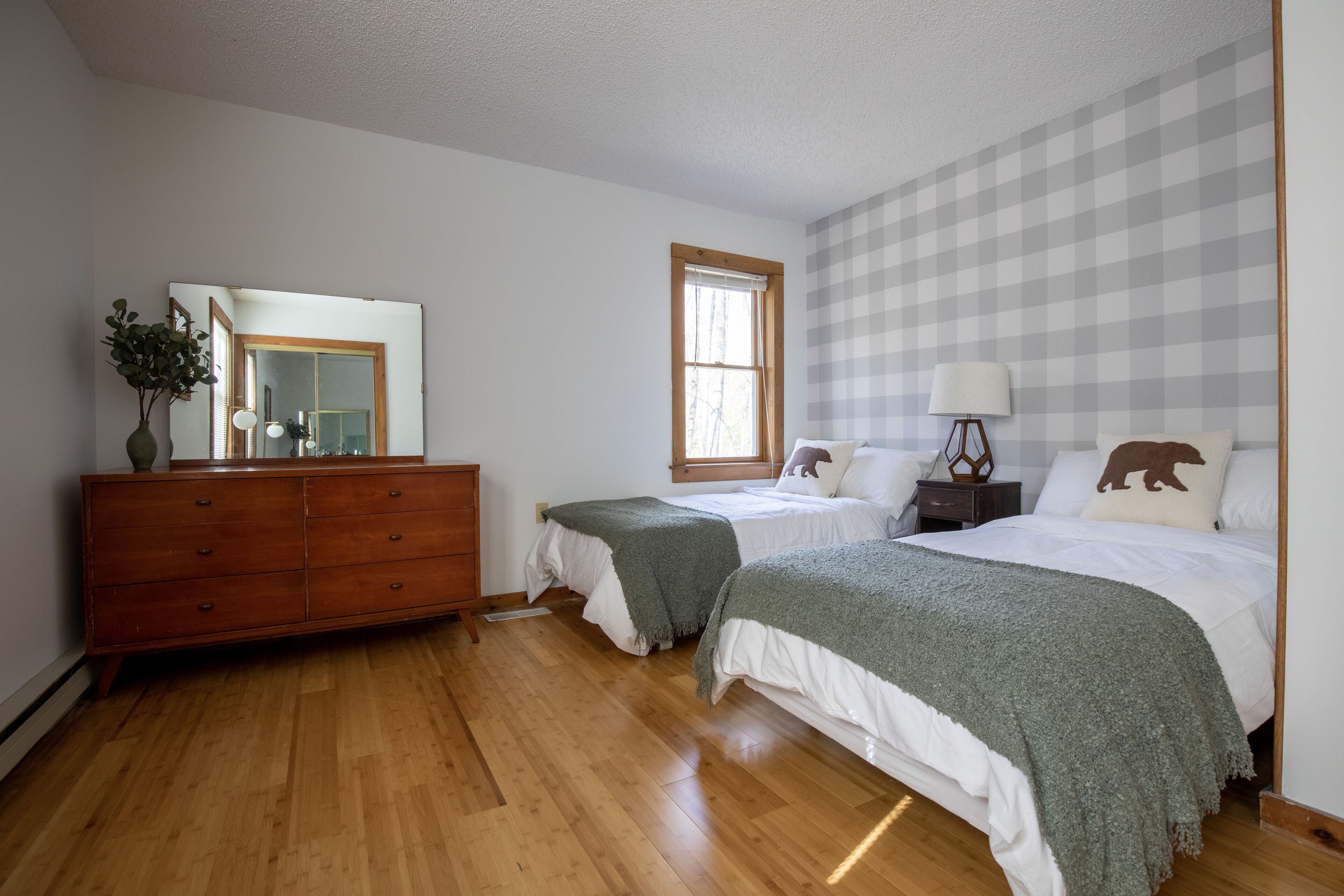 Lake George Secluded Chalet in the heart of Bolton Landing