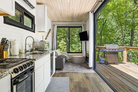 Fridge, oven, stovetop, dishwasher. Unique Stay - 5 Star - Great Location - "Grounded"