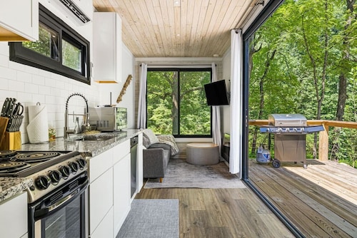 Unique Stay - 5 Star - Great Location - "Grounded"