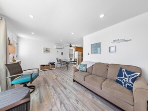 Smart TV - IMMACULATE BEACH FRONT 2ND FLOOR UNIT (North Beach Haven)