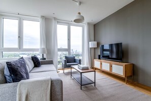 Una televisión, un reproductor estéreo