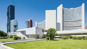 Un bâtiment moderne doté d’une façade incurvée, d’un toit plat et d’une grande section de fenêtres en verre.