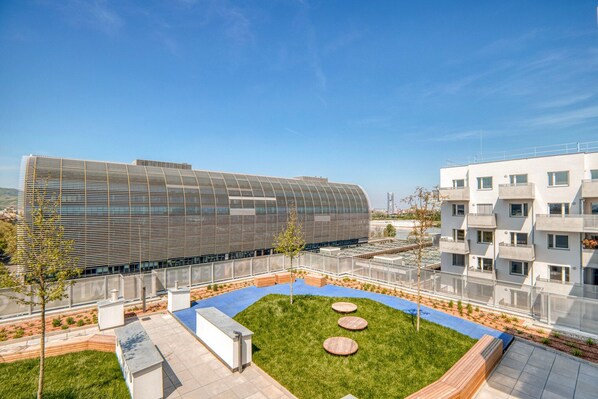 Terrace/patio - Stylish Brigittenau 2BR w/ Elevator & Garden, nr Shopping, by Blueground (Vienna)