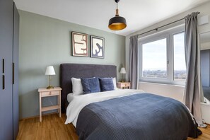 2 quartos, ferros/tábuas de passar roupa, Wi-Fi, roupa de cama