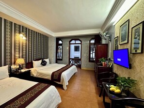 Desk, laptop workspace, free WiFi, bed sheets - Ha Giang Hotel Sapa (Sa Pa)