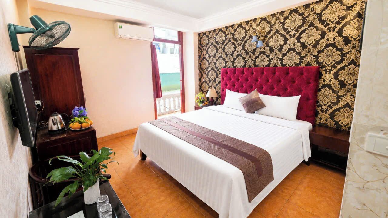 Desk, laptop workspace, free WiFi, bed sheets