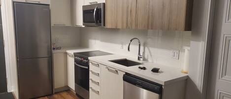 Kylskåp, mikrovågsugn, ugn och spishäll