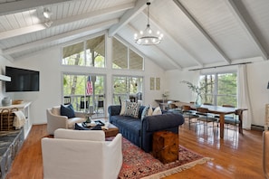 Smart TV, fireplace, stereo - Cozy Cottage in Highland Falls Country Club Just 2.5 miles to Downtown Highlands (Highlands)