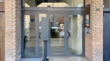 Apartamento, 2 habitaciones, terraza, vistas a la ciudad | Detalle del exterior
